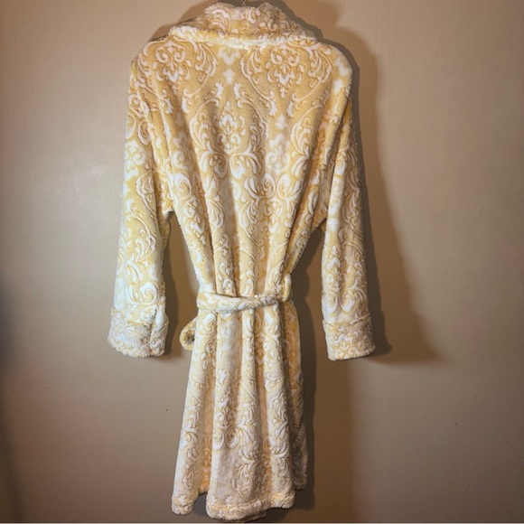 Women’s Yellow and White Patterned Plush Comfy Robe - Picture 6 of 11